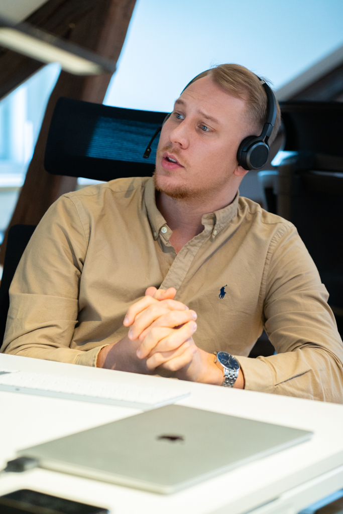 Wingr-säljare i samtal med headset